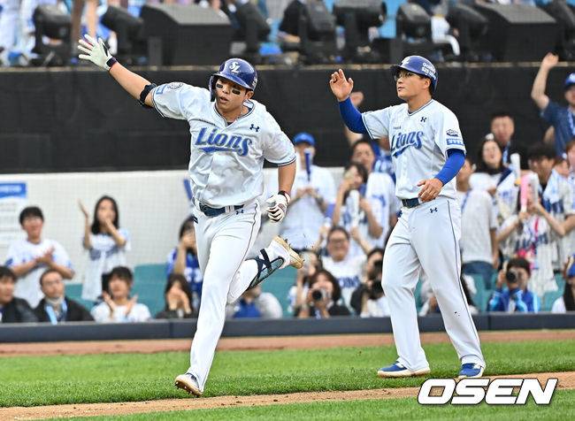 [OSEN=대구, 이석우 기자] 19일 대구삼성라이온즈파크에서 2025 신한 SOL 뱅크 KBO 리그 삼성 라이온즈와 롯데 자이언츠의 경기가 열렸다. 홈팀 삼성은 김대호가, 방문팀 롯데는 김진욱이 선발 출전했다. 삼성 라이온즈 김영웅이 2회말 우월 솔로 홈런을 치고 하이파이브를 하고 있다. 2025.04.19 / foto0307@osen.co.kr