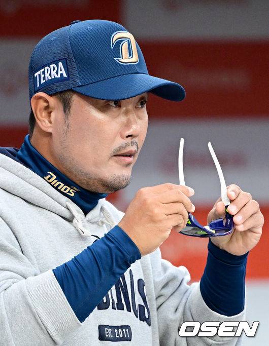 [OSEN=대전, 최규한 기자] 18일 오후 대전 한화생명 볼파크에서 ‘2025 신한 SOL Bank KBO리그’ 한화 이글스와 NC 다이노스의 경기가 열렸다.홈팀 한화는 엄상백, 방문팀 NC는 로건 앨런을 선발로 내세웠다.경기 시작을 앞두고 NC 이호준 감독이 그라운드를 주시하고 있다. 2025.04.18 / dreamer@osen.co.kr