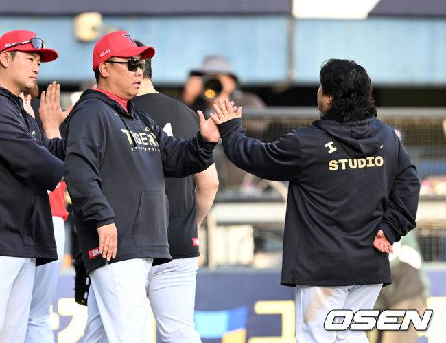 [OSEN=잠실, 이대선 기자] 챔피언이 드디어 깨어난다. 프로야구 KIA 타이거즈는 20일 서울 잠실구장에서 열린 2025 신한 SOL뱅크 KBO리그 두산 베어스와의 시즌 3차전에서 6-2로 승리했다. KIA는 2연승을 달리며 주중 KT 위즈 3연전에 이어 2연속 위닝시리즈에 성공했다. 시즌 11승 12패. 반면 2연패에 빠진 두산은 9승 13패가 됐다. 경기 종료 후 KIA 이범호 감독이 김선빈과 승리의 기쁨을 나누고 있다. 2025.04.20