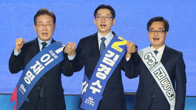 ▲더불어민주당 대선 경선 후보들이 19일 오후 충북 청주체육관에서 열린 ‘제21대 대통령선거 후보자 선출을 위한 충청권 합동연설회’에 참석하고 있다. 왼쪽부터 이재명, 김경수, 김동연 후보. ⓒ연합뉴스