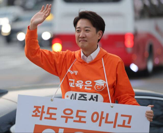 개혁신당 대선 후보인 이준석 의원이 지난 18일 서울 강남구 은마아파트 입구 사거리에서 퇴근길 인사를 하고 있다. 연합뉴스