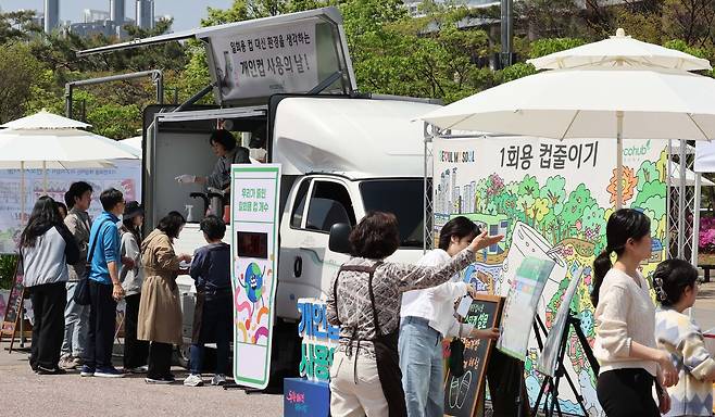 4월 22일 지구의 날을 기념해 '우리의 힘, 우리의 지구'란 주제로 20일 서울 여의도공원에서 열린 '2025 지구의 날 기념행사'에서 방문객들이 다양한 부스를 둘러보고 있다.