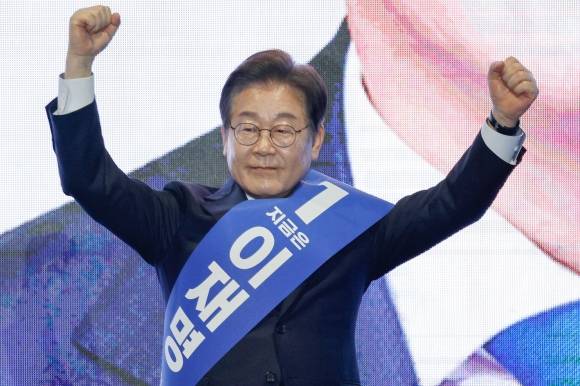 정견발표 이재명 ‘두 주먹 불끈’ - 이재명 더불어민주당 대선 경선 후보가 20일 오후 경남 울산전시컨벤션센터에서 열린 영남권 합동연설회에 참석해 정견발표를 하기 전 인사하고 있다. 2025.4.20 뉴스1