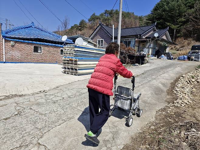 강원도 춘천시 북산면 주민이 버스 정류장 인근에서 도보로 귀가하고 있다. ⓒ박서화 제공