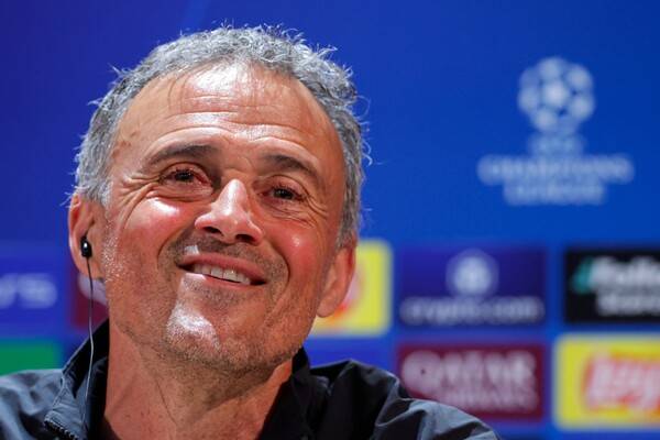 ▲ 이강인에게 기회를 줬다 회수했다를 반복하는 파리 생제르맹 루이스 엔리케 감독. ⓒ연합뉴스/AFP