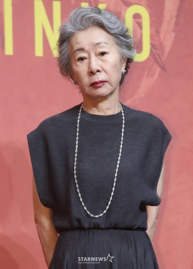 (서울=뉴스1) 권현진 기자 = 배우 윤여정이 23일 서울 강남구 그랜드 인터컨티넨탈 서울 파르나스에서 열린 Apple TV+ '파친코' 시즌 2 프레스 컨퍼런스에서 포즈를 취하고 있다.  ‘파친코’는 금지된 사랑에서 시작되는 이야기로 한국과 일본, 미국을 오가며 전쟁과 평화, 사랑과 이별, 승리와 심판에 대한 잊을 수 없는 연대기를 그리는 작품이다. 2024.8.23/뉴스1  Copyright (C) 뉴스1. All rights reserved. 무단 전재 및 재배포,  AI학습 이용 금지. /사진=(서울=뉴스1) 권현진 기자