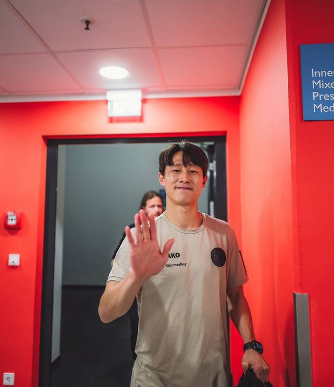 이재성이 19일(한국시간) 독일 마인츠의 메바 아레나에서 열린 2024~2025시즌 독일 분데스리가 30라운드 경기 전 도착해 인사하고 있다. /사진=마인츠 공식 사회관계망서비스(SNS)