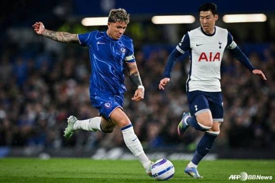 손흥민(오른쪽)이 엔소 페르난데스의 킥을 바라보고 있다. /AFPBBNews=뉴스1