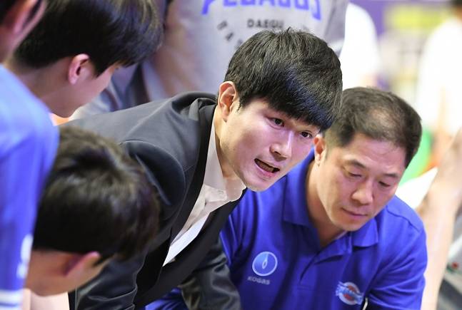 작전지시를 하고 있는 강혁 감독(가운데). /사진=KBL