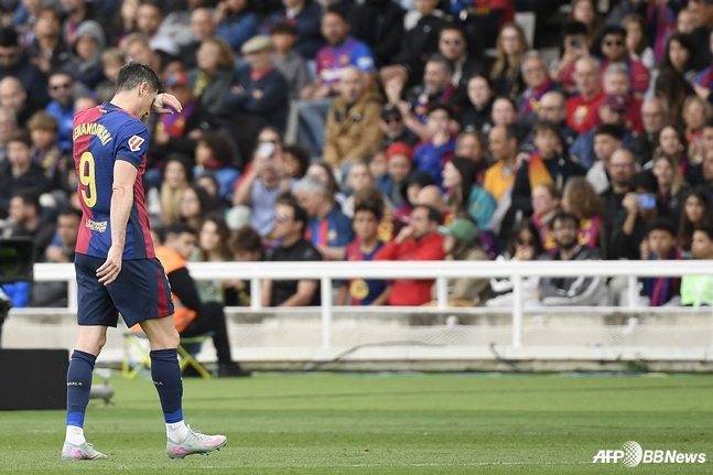 후반전 부상으로 교체되어 나가는 로베르트 레반도프스키. /AFPBBNews=뉴스1