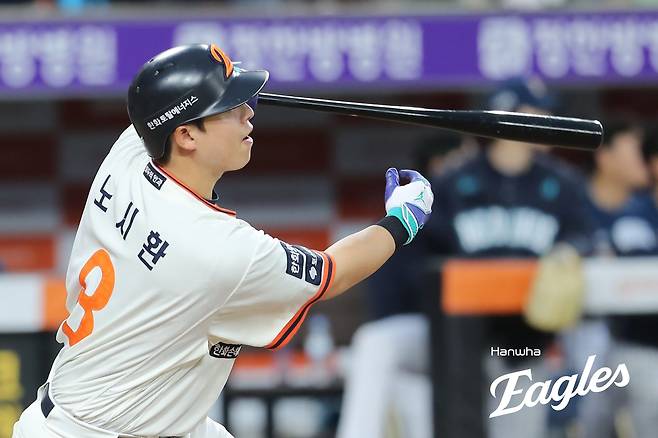 한화 내야수 노시환은 19일 대전한화생명볼파크에서 열린 '2025 신한 SOL Bank KBO 리그' NC와 정규시즌 두 번째 맞대결에서 4번타자 3루수로 선발 출전했다. 4회말 홈런포를 포함해 3타점으로 활약해 팀 승리에 보탬이 됐다. 한화 이글스