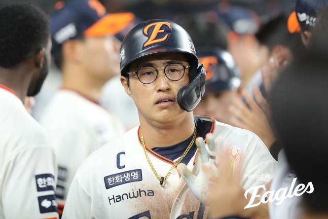 한화 내야수 채은성은 지난 18일 대전한화생명볼파크에서 열린 '2025 신한 SOL Bank KBO 리그' NC와 정규시즌 첫 번째 맞대결에서 5번타자 1루수로 선발 출전했다. 홈런포를 포함해 5타점으로 활약해 공격에 활력을 불어넣었다. 한화 이글스
