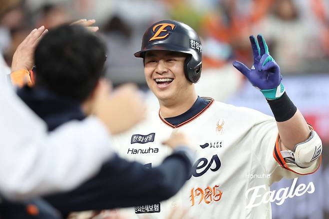 한화 내야수 노시환은 19일 대전한화생명볼파크에서 열린 '2025 신한 SOL Bank KBO 리그' NC와 정규시즌 두 번째 맞대결에서 4번타자 3루수로 선발 출전했다. 4회말 홈런포를 포함해 3타점으로 활약해 팀 승리에 보탬이 됐다. 한화 이글스