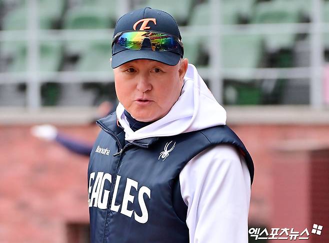 김경문 한화 감독은 20일 대전한화생명볼파크에서 열릴 '2025 신한 SOL Bank KBO 리그' NC와 정규시즌 3차전 맞대결을 맞대결을 앞두고 상대를 향해 미안한 마음을 전했다. 하루 전 투수 문동주가 외야수 권희동을 맞췄다. 사령탑은 제자 이호준 NC 감독과 권희동에게 다시 한 번 사과했다. 엑스포츠뉴스 DB