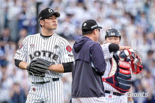 롯데 자이언츠 선발투수 김진욱이 19일 대구 삼성 라이온즈전에서 강판 당하고 있다. 롯데 자이언츠