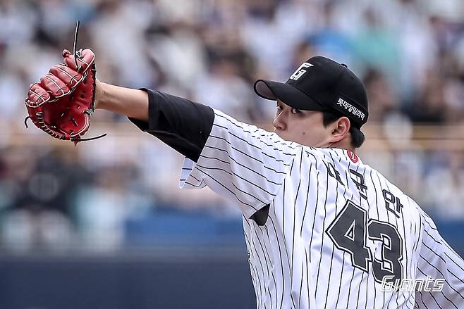 롯데 자이언츠 선발투수 나균안이 20일 대구 삼성 라이온즈전에 선발 등판해 투구하고 있다. 롯데 자이언츠