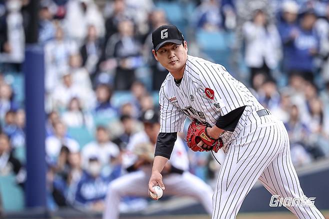 롯데 자이언츠 선발투수 나균안이 20일 대구 삼성 라이온즈전에 선발 등판해 투구를 준비하며 1루 주자를 주시하고 있다. 롯데 자이언츠
