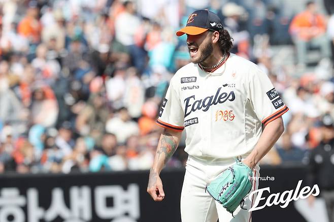 한화 투수 폰세는 20일 대전한화생명볼파크에서 열린 '2025 신한 SOL Bank KBO 리그' NC와 정규시즌 3번째 맞대결에서 선발 등판했다. 7이닝 1피안타 무실점 13탈삼진 압도적인 투구로 시즌 4승(무패)을 챙겼다. 동시에 팀은 2001년 후 24년 만에 선발 7연승을 기록했다. 한화 이글스