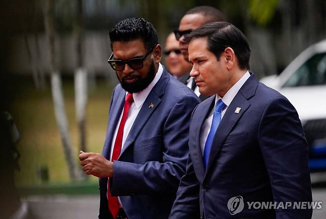 지난 달 공항에서 미 국무장관(오른쪽)과 대화하는 가이아나 대통령  [AFP 연합뉴스 자료사진. 재판매 및 DB 금지]