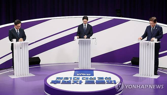 첫 TV 토론회 시작하는 민주당 대선 경선 후보들 (서울=연합뉴스) 더불어민주당 대선 경선 주자인 이재명(오른쪽부터)·김경수·김동연 후보가 18일 서울 마포구 상암동 MBC에서 첫 TV토론회를 시작하고 있다. 2025.4.18 [국회사진기자단] utzza@yna.co.kr