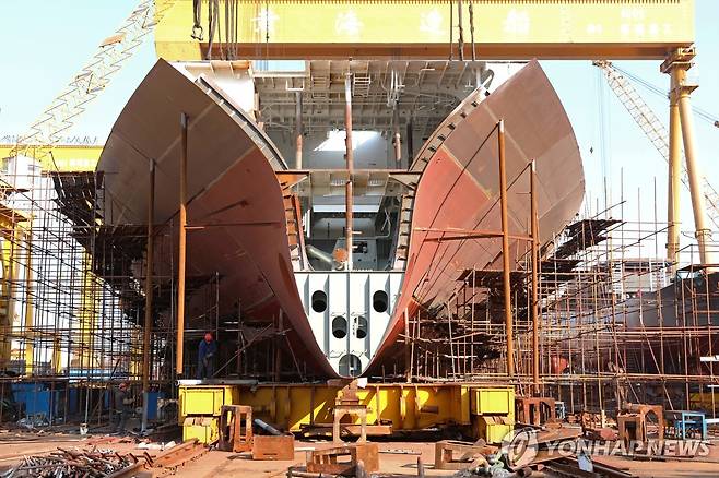 중국 조선소에서 건조되는 선박 [로이터=연합뉴스]