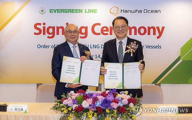 한화오션, 글로벌 해운사 에버그린과 손잡다 (서울=연합뉴스) 한화오션이 글로벌 해운사 대만의 에버그린으로부터 24,000TEU급 LNG이중연료추진 친환경 초대형 컨테이너선 6척을 수주했다고 17일 밝혔다. 김희철 한화오션 대표이사(오른쪽)와 장옌이 에버그린 회장이 LNG이중연료추진 초대형 컨테이너선 건조 계약서에 서명한 뒤 기념 촬영하고 있다. 2025.3.17 [한화오션 제공. 재판매 및 DB 금지] photo@yna.co.kr