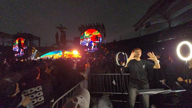 지난 19일 열린 콜드플레이 내한 공연 현장에서 활동 중인 한 수어 통역사 [독자 제공. 재판매 및 DB 금지]