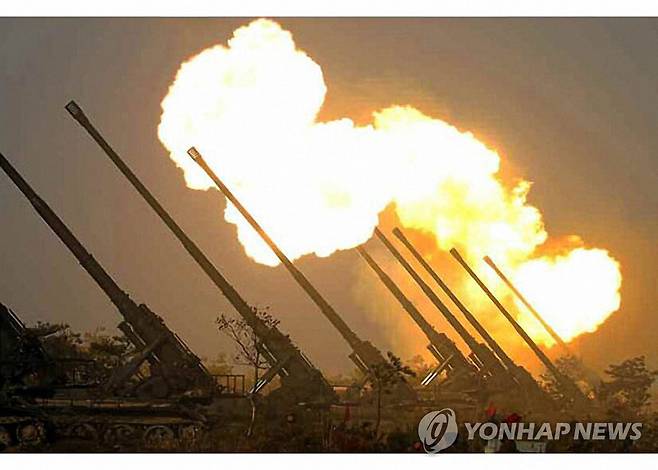 북한 화력 타격훈련 노동신문이 2020년 3월 10일 공개한 훈련 사진. 170㎜ 자주포로 추정되는 무기가 여러 발 발사되는 모습. [노동신문 홈페이지 캡처. 재판매 및 DB 금지]