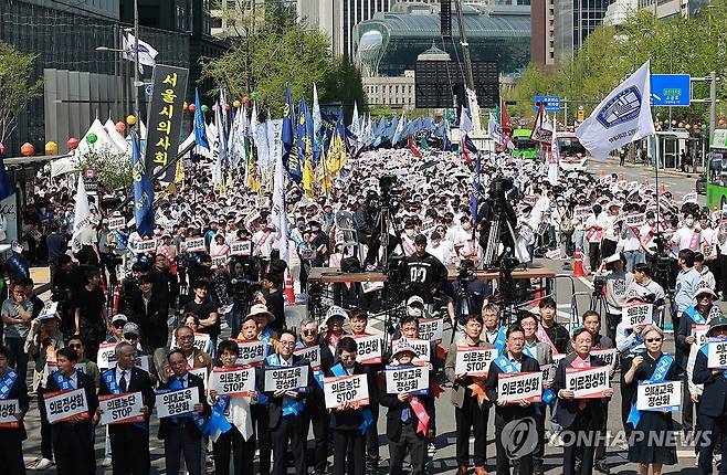 숭례문 인근에서 열린 전국의사궐기대회 (서울=연합뉴스) 신현우 기자 = 20일 서울 중구 숭례문 인근 세종대로에서 대한의사협회 주최로 열린 '의료정상화를 위한 전국의사궐기대회' 참가자들이 정부의 의대 증원 정책과 의료개혁특별위원회 운영 등을 규탄하고 있다. 2025.4.20 nowwego@yna.co.kr