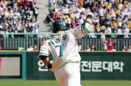 SSG 최준우 (서울=연합뉴스) SSG 최준우가 20일 인천 SSG랜더스필드에서 열린 프로야구 LG와 홈 경기, 6회 투런 홈런을 친 뒤 그라운드를 돌고 있다. [SSG 랜더스 제공. 재판매 및 DB 금지]