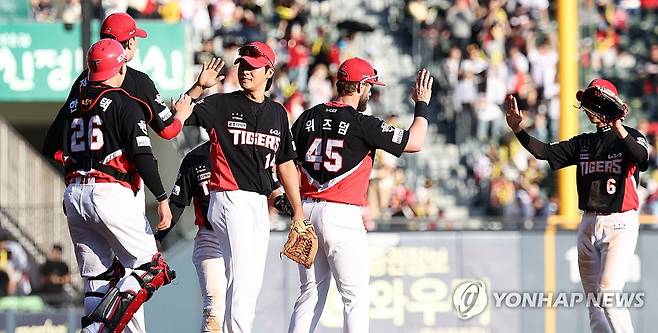 6-2 승리 거두는 KIA 타이거즈 (서울=연합뉴스) 김인철 기자 = 20일 서울 잠실야구장에서 열린 2025 프로야구 KBO리그 KIA 타이거즈와 두산 베어스의 경기. 6-2로 승리한 KIA 선수들이 승리를 자축하고 있다. 2025.4.20 yatoya@yna.co.kr
