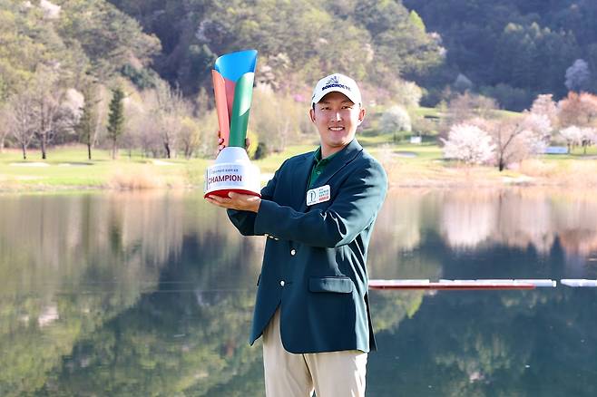 우승 트로피를 든 김백준. [KPGA 제공. 재판매 및 DB 금지]
