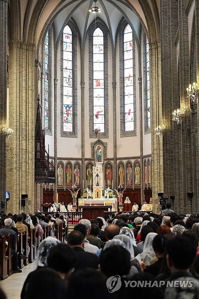예수 부활 대축일 미사 (서울=연합뉴스) 20일 부활절을 맞아 서울 명동성당에서 예수 부활 대축일 미사가 열리고 있다. 2025.4.20 [사진공동취재단]