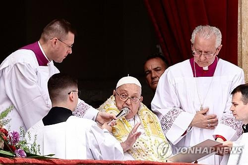부활절 미사에 깜짝 등장한 프란치스코 교황 [로이터=연합뉴스]