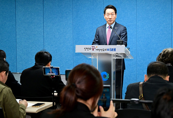 유정복 제21대 대통령선거 국민의힘 경선 후보가 20일 인천시청 브리핑룸에서 기자회견을 하고 있다.