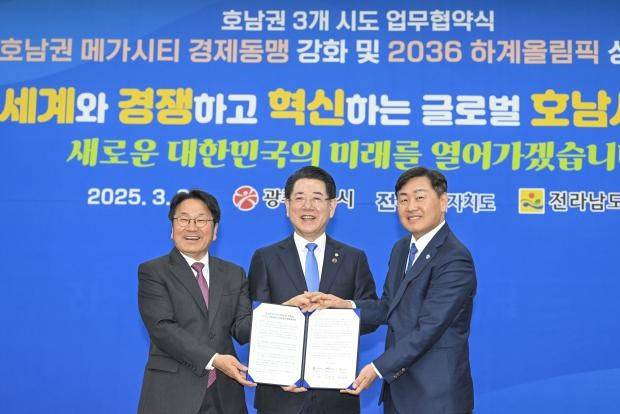 지난 3월 강기정 광주시장(왼쪽부터), 김영록 전남지사, 김관영 전북지사가 나주시청 대회의실에서 광주·전남·북 메가시티 경제동맹 강화를 위한 업무협약식을 열었다. <광주일보 자료 사진>