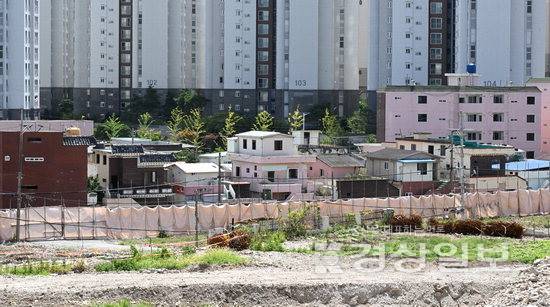 ▲ 국토교통부가 '도시 및 주거환경정비법 시행령' 등 하위법령 개정안 입법예고하며 재개발 정비 구역 지정에 필요한 건축물 노후도 산정 때 무허가 건축물도 대상에 포함할 수 있게 됐다. 사진은 울산 남구의 한 재개발사업 구역의 지난 전경. 사진은 본 기사와 관련 없음. 경상일보 자료사진
