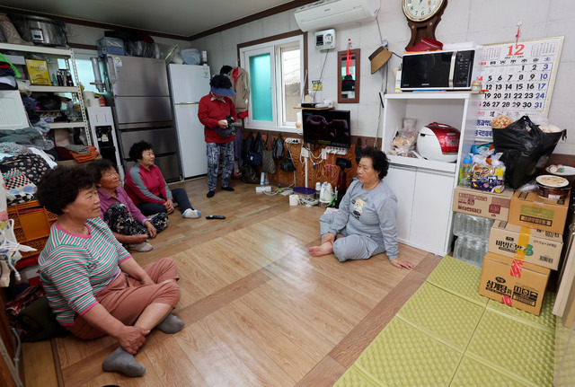 20일 오전 안동시 임하면 신덕리 이재민 임시거처에서 주민들이 이야기를 나누고 있다. /이용선기자 photokid@kbmaeil.com