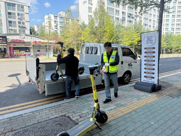 15일 오후 대구시·동구청 관계자가 동구 율하동 일대에서 불법주차된 PM을 강제 수거하고 있다. 이유경 기자