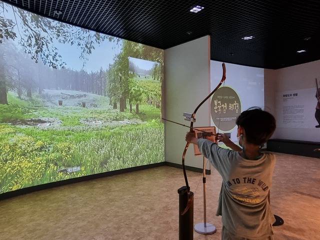 경주 화랑마을에 설치된 궁도 체험시설.