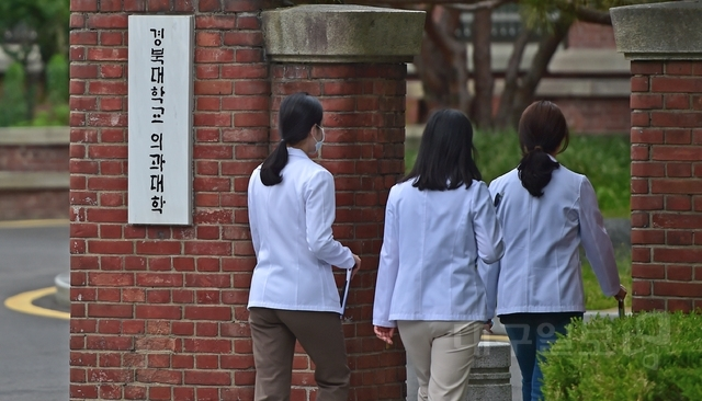 2026학년도 의대 정원 증원이 2024학년도 수준으로 복귀함에 따라 올해 최상위권 입시 전략 또한 큰 변화가 있을 것으로 보인다. 대구 중구 경북대학교 의과대학으로 관계자들이 이동하고 있다. 대구일보 DB.