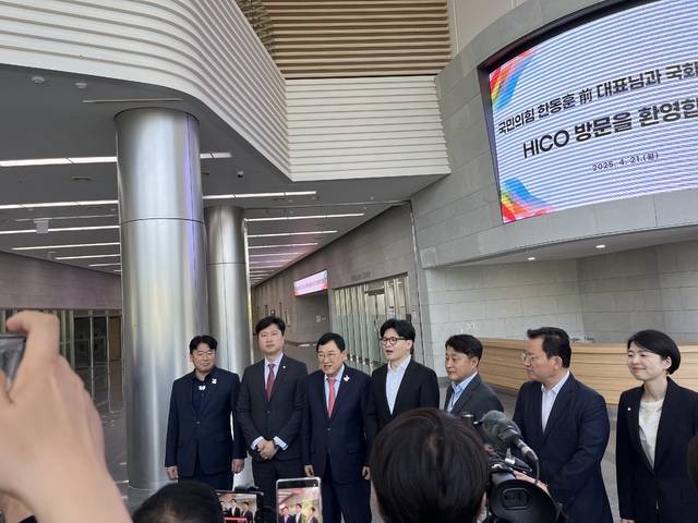 한동훈 국민의힘 대선 경선 예비후보와 주낙영 경주시장 등이 21일 경주화백컨벤션센터에서 APEC 준비상황을 점검하고 있다.
