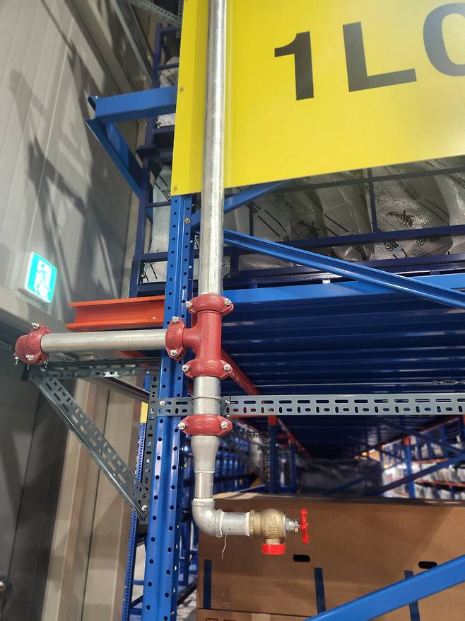 랙마다 설치된 스프링클러./사진=도다솔 기자