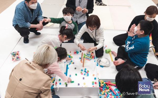 광주시 72호 도담노닐터 아동 주도 디자인워크숍에서 놀이터 모형을 만들고 있는 아이들. ⓒ세이브더칠드런