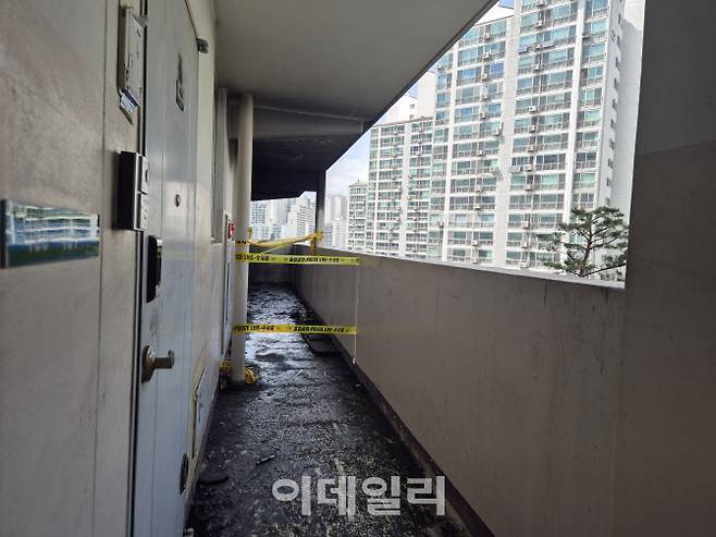 21일 오전 불이 난 서울 관악구 봉천동의 한 아파트 복도가 불에 검게 그을려 있다. (사진=정윤지 기자)