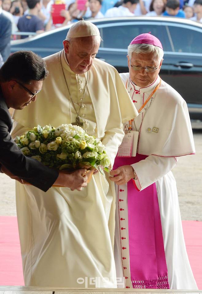 2014년 8월 15일 프란치스코 교황과 유홍식 주교(현재 추기경) [사진=이데일리DB/사진공동취재단]