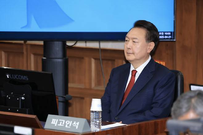 윤석열 전 대통령이 21일 서울 서초구 서울중앙지법에서 열린 내란 우두머리 혐의 형사재판 2차 공판에 출석해 있다. (사진=공동취재단)