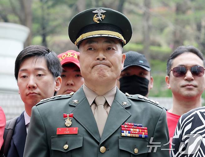 해병대 '채 상병 순직 사건'과 관련해 항명 및 상관명예훼손 혐의로 기소된 박정훈 전 해병대 수사단장(대령)이 지난 18일 서울 서초구 서울고등법원에서 항소심 공판준비기일에 출석하고 있다. 2025.4.18/뉴스1 ⓒ News1 박세연 기자