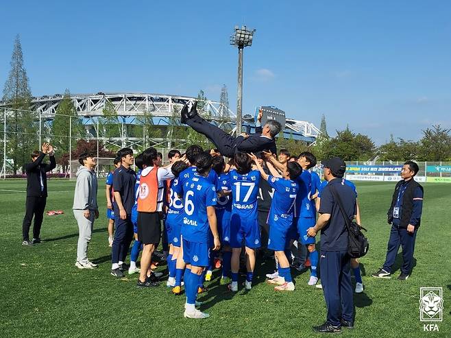 대전 코레일 선수들의 헹가래를 받는 김승희 대한축구협회 신임 전무이사(대한축구협회 제공)