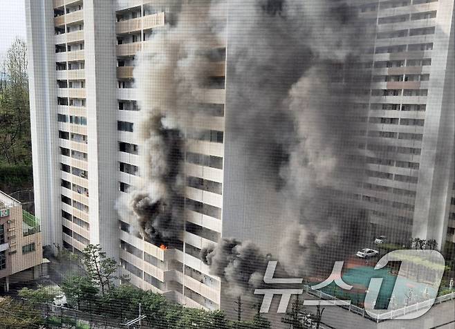 21일 오전 8시 17분쯤 서울 관악구 봉천동의 21층 규모 아파트에서 불이 나고 있다. (독자 제공. 재판매 및 DB금지) 2025.4.21/뉴스1